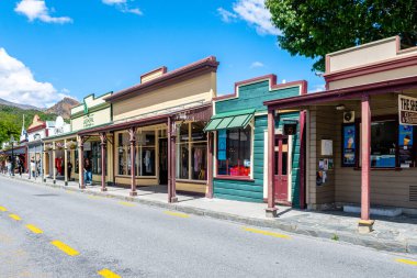 Arrowtown, Yeni Zelanda. 5 Şubat 2023: Arrowtown ana caddesinin sokak manzarası