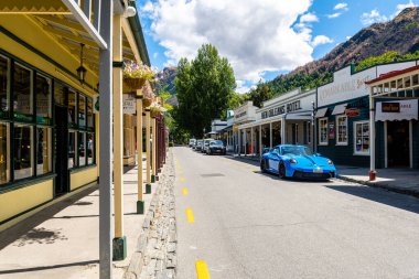 Arrowtown, Yeni Zelanda. 5 Şubat 2023: Arrowtown ana caddesinin sokak manzarası