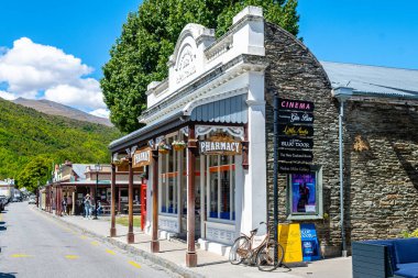 Arrowtown, Yeni Zelanda. 5 Şubat 2023: Arrowtown ana caddesinin sokak manzarası