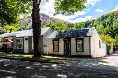 Arrowtown, Yeni Zelanda. 5 Şubat 2023: Arrowtown ana caddesinin sokak manzarası