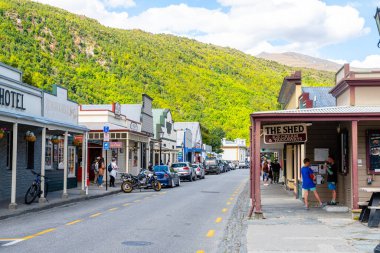 Arrowtown, Yeni Zelanda. 5 Şubat 2023: Arrowtown ana caddesinin sokak manzarası