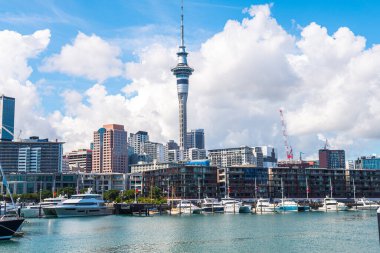 Auckland, Yeni Zelanda. 17 Şubat 2023: Arka planda Auckland limanı ve ufuk çizgisi manzarası