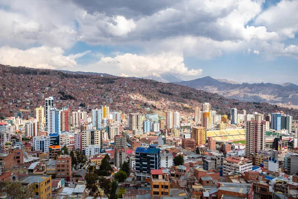 La paz, Bolivya. 14 Ekim 2023: La Paz şehrinin panoramik manzarası, Bolivya