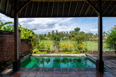 Ubud, Endonezya. 13 Mart 2023: Ubud, Endonezya 'daki balerin lüks villa manzarası