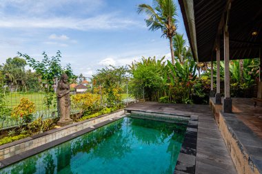 Ubud, Endonezya. 13 Mart 2023: Ubud, Endonezya 'daki balerin lüks villa manzarası