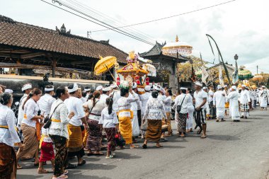 ubud, bali. 16 Şubat 2023: Balili köylüler bir törene katılacaklar.