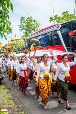 ubud, bali. 16 Şubat 2023: Balili köylüler bir törene katılacaklar.