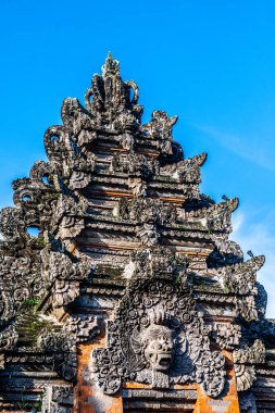 Endonezya 'daki Bali Tapınağı girişinde oyulmuş kapı.