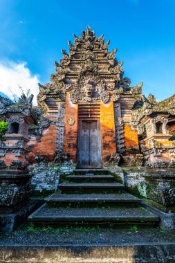 Endonezya 'daki Bali Tapınağı girişinde oyulmuş kapı.