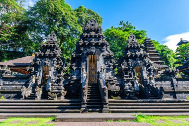 Endonezya 'daki Bali Tapınağı girişinde oyulmuş kapı.