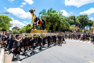 Ubud, Endonezya. 10 Mart 2023: Ubud Sarayı 'nın önünde bale cenaze töreni yapılıyor.