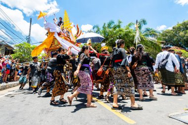 Ubud, Endonezya. 10 Mart 2023: Ubud Sarayı 'nın önünde bale cenaze töreni yapılıyor.
