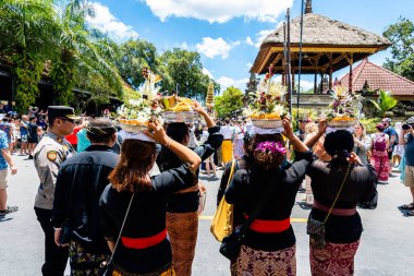 Ubud, Endonezya. 10 Mart 2023: Ubud Sarayı 'nın önünde bale cenaze töreni yapılıyor.