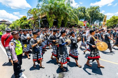 Ubud, Endonezya. 10 Mart 2023: Ubud Sarayı 'nın önünde bale cenaze töreni yapılıyor.