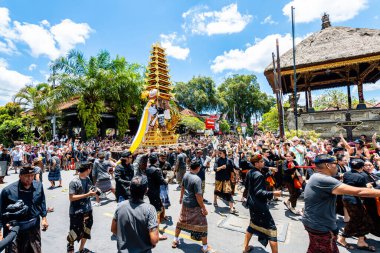 Ubud, Endonezya. 10 Mart 2023: Ubud Sarayı 'nın önünde bale cenaze töreni yapılıyor.