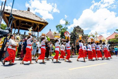 Ubud, Endonezya. 10 Mart 2023: Ubud Sarayı 'nın önünde bale cenaze töreni yapılıyor.