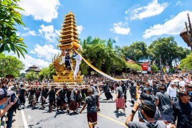 Ubud, Endonezya. 10 Mart 2023: Ubud Sarayı 'nın önünde bale cenaze töreni yapılıyor.