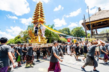 Ubud, Endonezya. 10 Mart 2023: Ubud Sarayı 'nın önünde bale cenaze töreni yapılıyor.