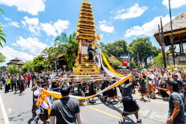 Ubud, Endonezya. 10 Mart 2023: Ubud Sarayı 'nın önünde bale cenaze töreni yapılıyor.