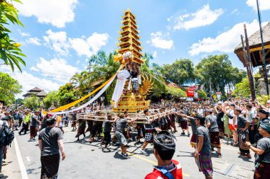Ubud, Endonezya. 10 Mart 2023: Ubud Sarayı 'nın önünde bale cenaze töreni yapılıyor.