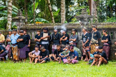 Ubud, Endonezya. 16 Mart 2023: Halkın gözü önünde küçük bir köyde bale cenaze töreni düzenleniyor.
