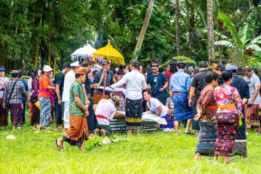 Ubud, Endonezya. 16 Mart 2023: Halkın gözü önünde küçük bir köyde bale cenaze töreni düzenleniyor.