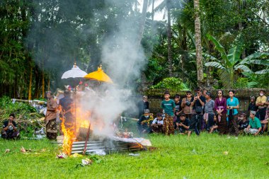 Ubud, Endonezya. 16 Mart 2023: Halkın gözü önünde küçük bir köyde bale cenaze töreni düzenleniyor.