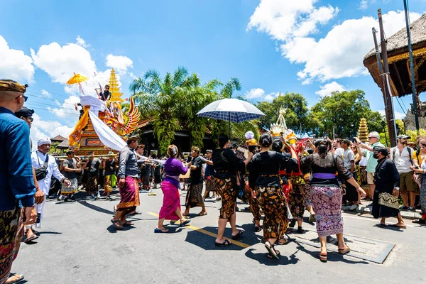 Ubud Indonesië Maart 2023 Balinese Begrafenisceremonie Loopt Voor Ubud Paleis — Stockfoto
