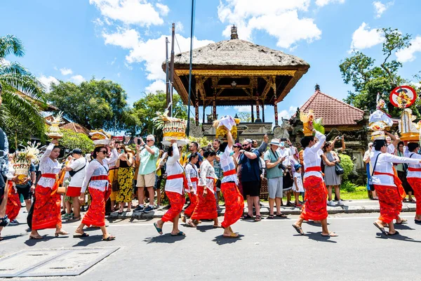 Ubud Indonesië Maart 2023 Balinese Begrafenisceremonie Loopt Voor Ubud Paleis — Stockfoto