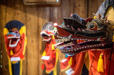 Ubud, Endonezya. 12 Mart 2023: Bali 'deki Maske ve Kuklalar Müzesi' nde kukla ve maske