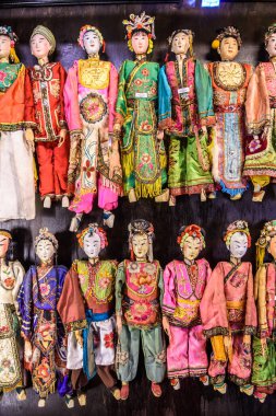 Ubud, Endonezya. 12 Mart 2023: Bali 'deki Maske ve Kuklalar Müzesi' nde kukla ve maske