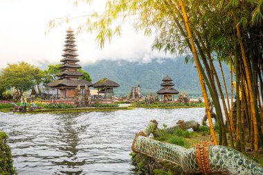 Endonezya, Bali 'deki Pura ulun danu beratan tapınağı manzarası