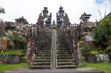 Endonezya, Bali 'deki pura besakih kompleksi görüşleri