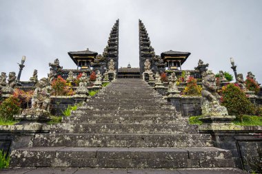 Endonezya, Bali 'deki pura besakih kompleksi görüşleri