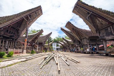 Rantepao, Endonezya. 4 Nisan 2023: Endonezya 'da Montana Toraja' nın geleneksel evleri