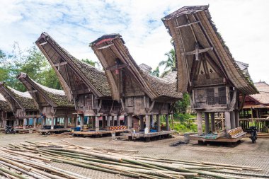 Rantepao, Endonezya. 4 Nisan 2023: Endonezya 'da Montana Toraja' nın geleneksel evleri