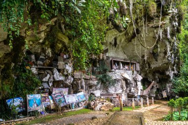 Lemo, Endonezya. 10 Nisan 2023: Montana Toraja, Endonezya 'daki lemo mezarlığı manzarası