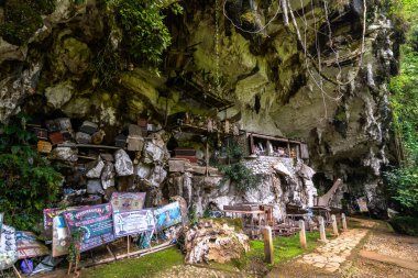 Lemo, Endonezya. 10 Nisan 2023: Montana Toraja, Endonezya 'daki lemo mezarlığı manzarası