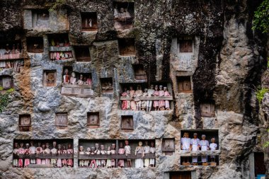 Lemo, Endonezya. 10 Nisan 2023: Montana Toraja, Endonezya 'daki lemo mezarlığı manzarası