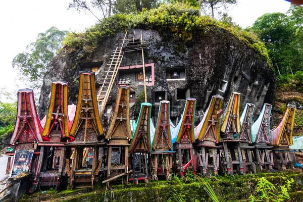 Montana Toraja, Endonezya 'daki lemo mezarlığı manzarası