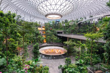 Singapur 'da. 23 Nisan 2023: Singapur 'daki kuyumcu bahçesinin muhteşem manzarası..