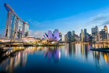 Singapur 'da. 14 Nisan 2023: Singapur 'daki marina körfezi kumları gökdelenlerinin manzarası