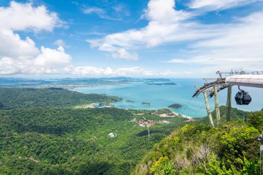 Gökyüzü köprüsünden Langkawi adasının panoramik görüntüsü