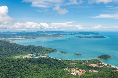 Gökyüzü köprüsünden Langkawi adasının panoramik görüntüsü