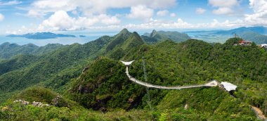 Gökyüzü köprüsünden Langkawi adasının panoramik görüntüsü