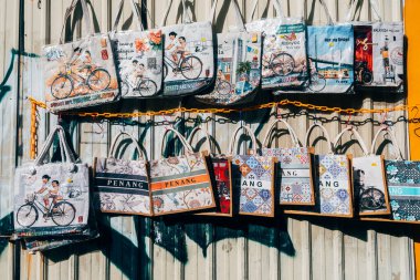 George Town, Malezya. 30 Nisan 2023: Malezya 'nın sokak pazarında satılan George Town şehrinin ünlü çanta tasarımı 