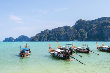Aao nang, Tayland. 13 Mayıs 2023: Tayland 'daki adalar arasında ünlü uzun kuyruklu teknelerin görüntüsü