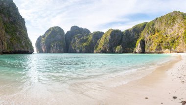 Pi Pi Adaları 'ndaki Maya Körfezi' nin panoramik görüntüsü, Tayland