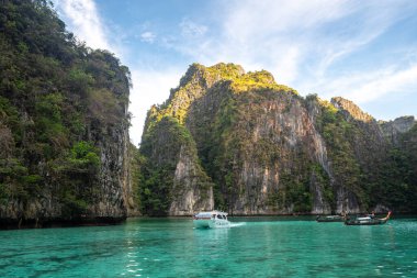Pi Pi Adaları 'ndaki Maya Körfezi' nin panoramik görüntüsü, Tayland