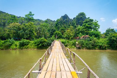 Vang Vieng kasabası ve Vietnam şarkı nehri, laos manzarası